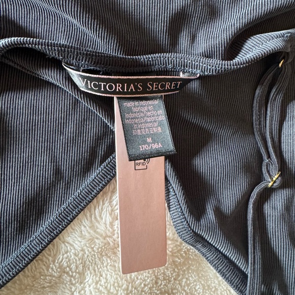 NWT Victoria’s Secret Pink Crop Tank
 Size Medium - Picture 3 of 3